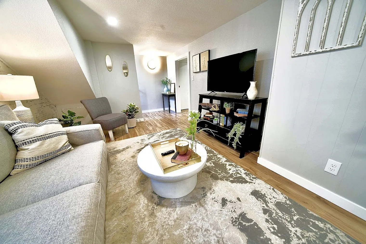 2 bed, 1.0 bath, 893 sqft, $5,355 — Photo 3