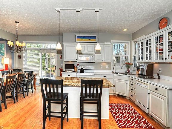 3rd image of 601 Parkside Dr