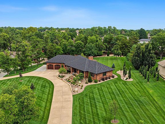 3rd image of 880 Barlow Ct