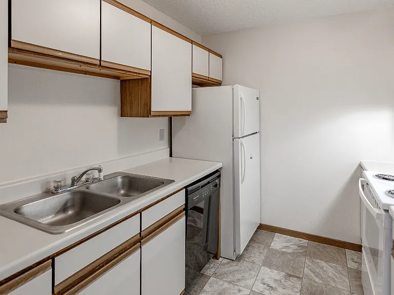 Norway Pines Apartments — Photo 5