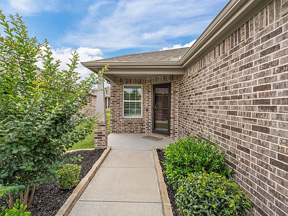 3rd image of 804 Hidden Eddy Dr