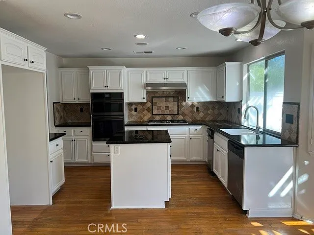 28 Granada — Photo 8