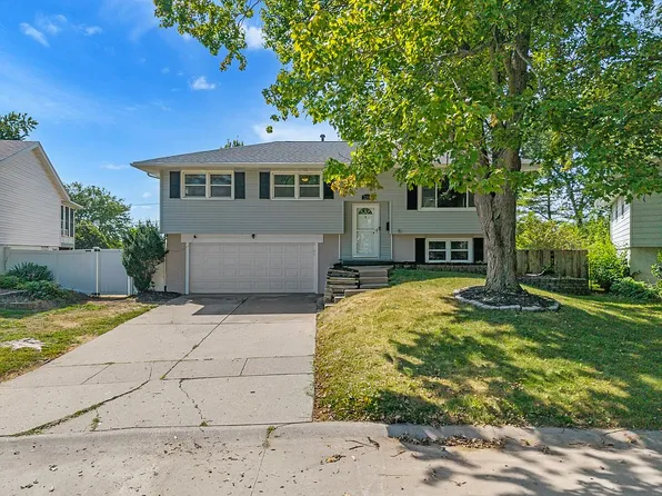 2207 Waveland Dr, Bettendorf, IA 52722
