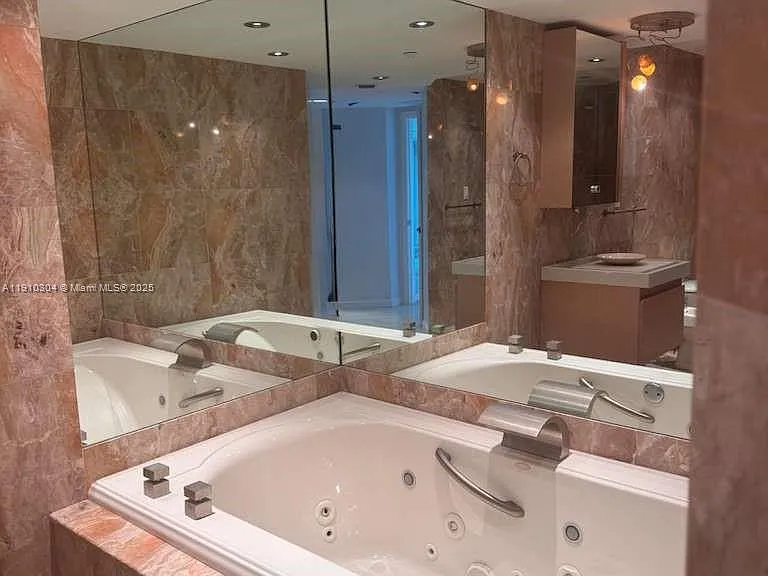 5025 Collins Ave #1602 — Photo 16