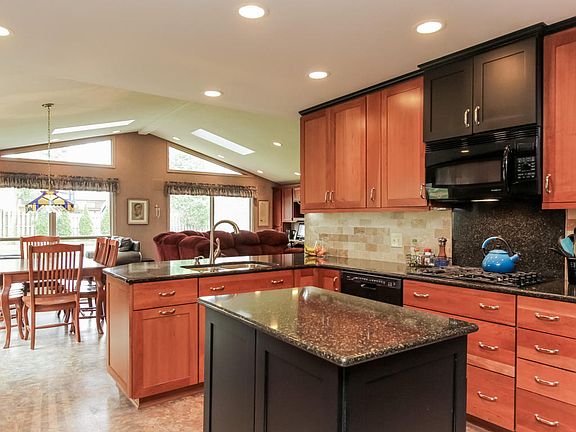 3rd image of 2706 Oakwood Dr SE