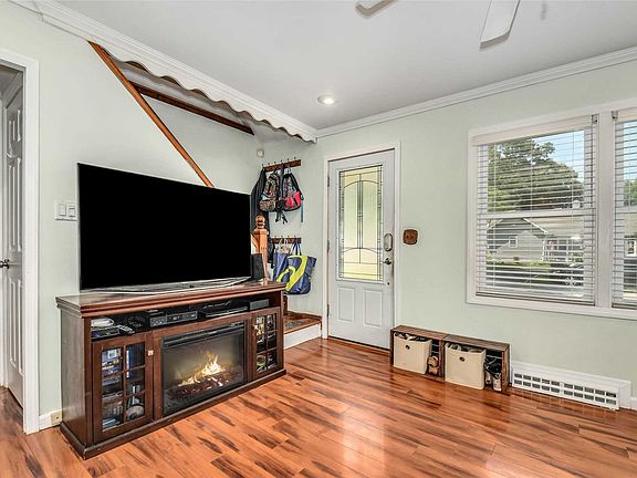 3rd image of 50 E 19th St