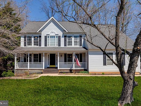 Beautiful Front Porch waiting for you!