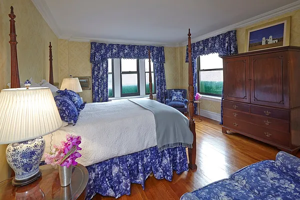 Sold by Corcoran | media 27