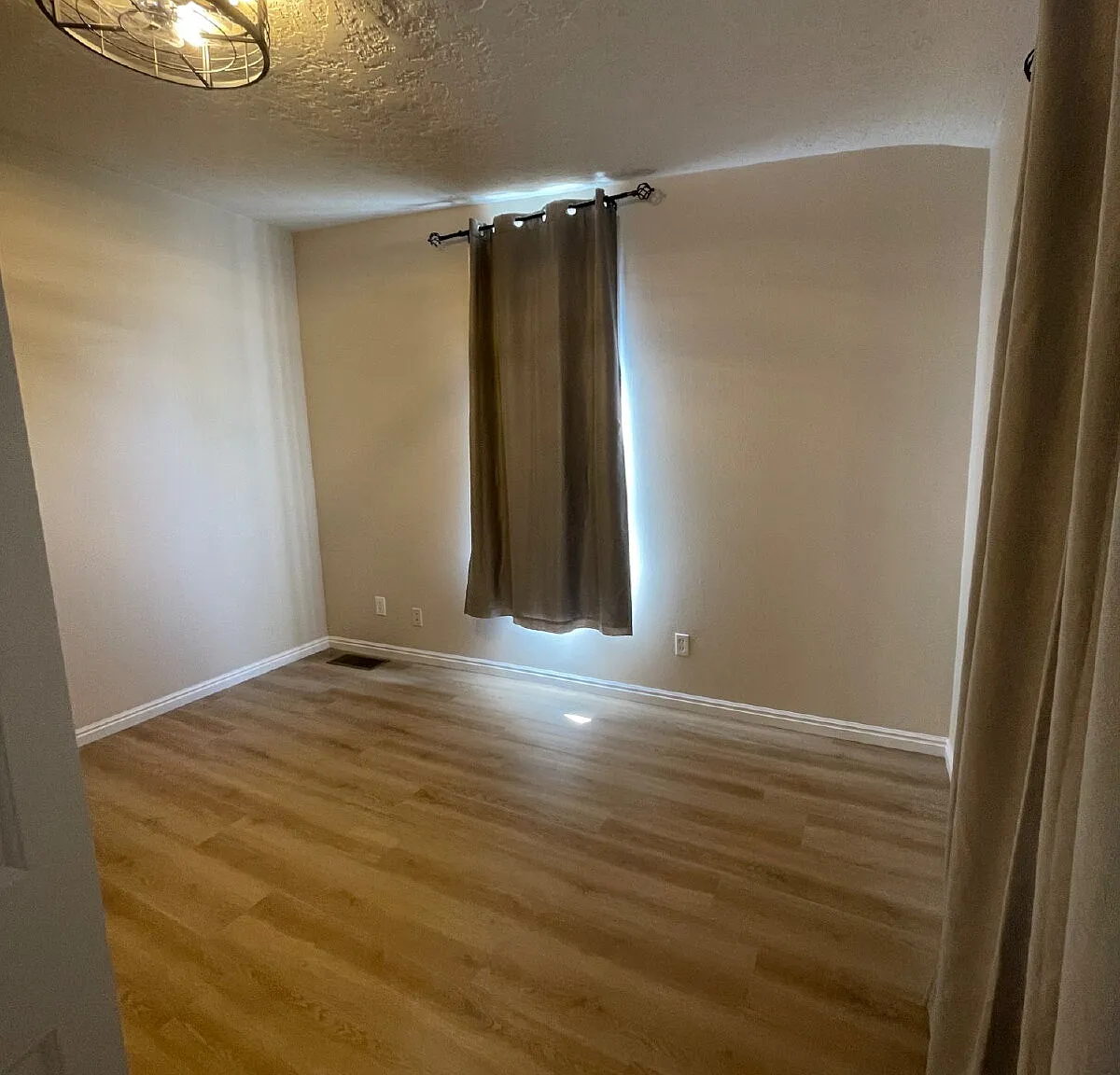 3 bed, 2.0 bath, 1735 sqft, $2,000 — Photo 2