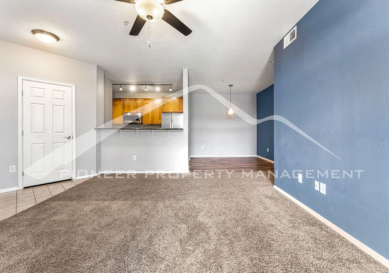 Spacious Condo with central AC and 2 Included Parking Spaces. — Photo 4