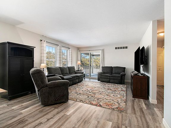 3rd image of 1462 Willow Ct