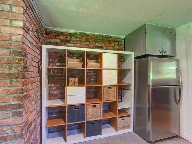 1736 W Beach Rd — Photo 3