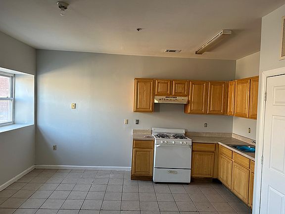 KITCHEN & DINNING ROOM AREA