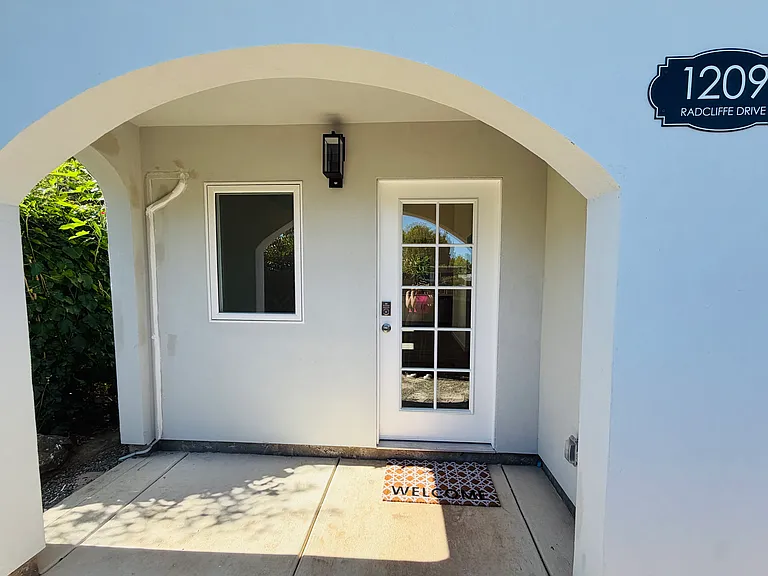 1209 Radcliffe Dr — Photo 1