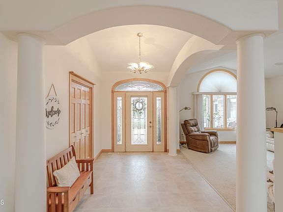 5th image of 1901 Valley Dr