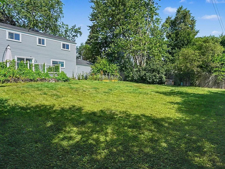 2735 Foster Ave — Photo 25