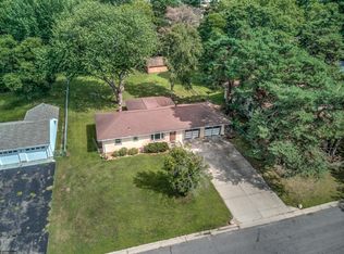 2934 Woodbridge St, Roseville, MN 55113