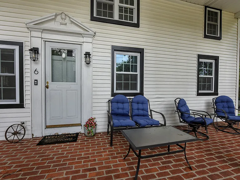 6 Standish Ln — Photo 3