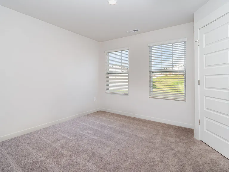 585 Lyness Dr — Photo 25