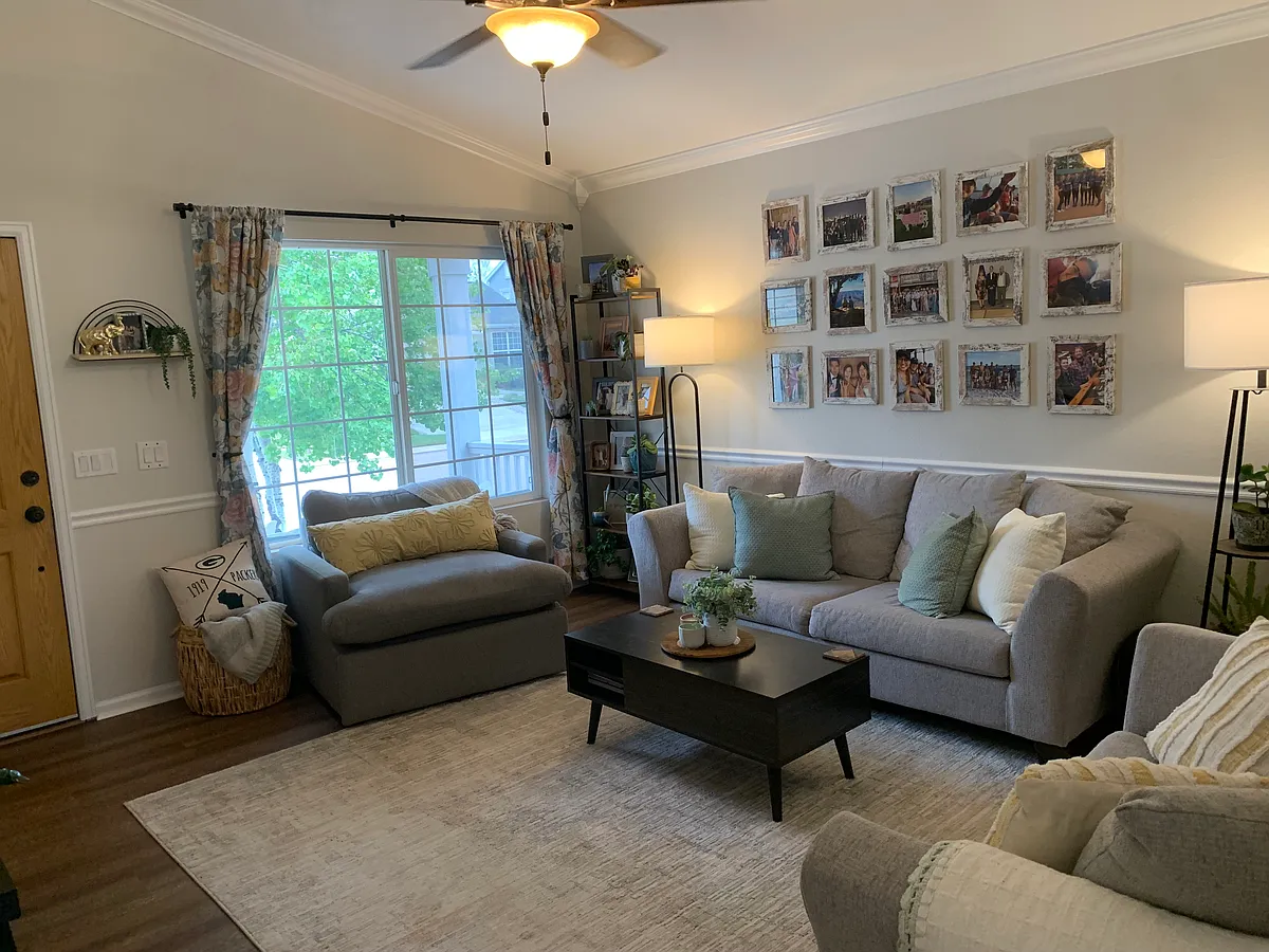 Spacious living room with great natural light! - 5983 Vallecito Dr