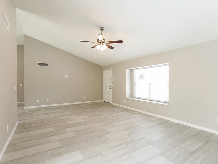1237 E Wickieup Ln — Photo 14