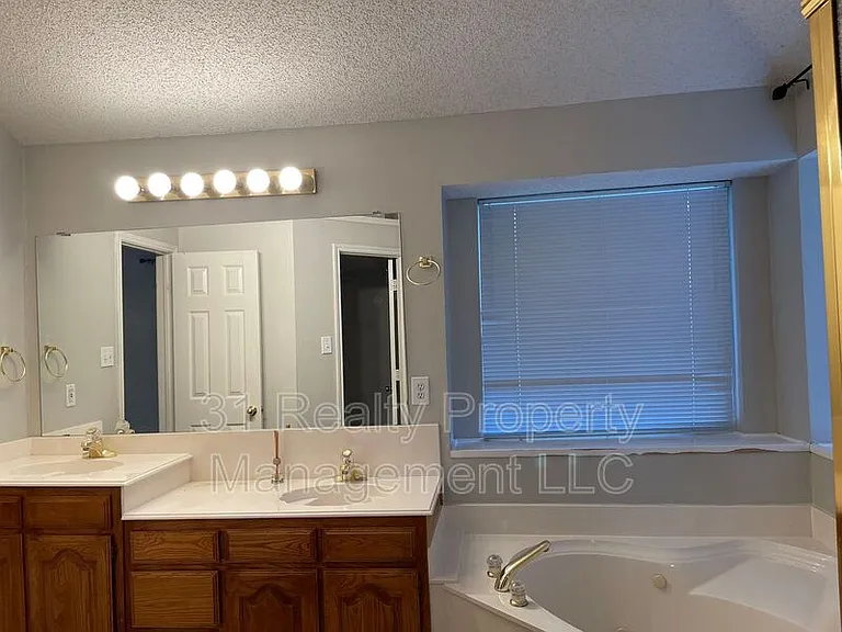 1304 Rosewood Ln — Photo 8