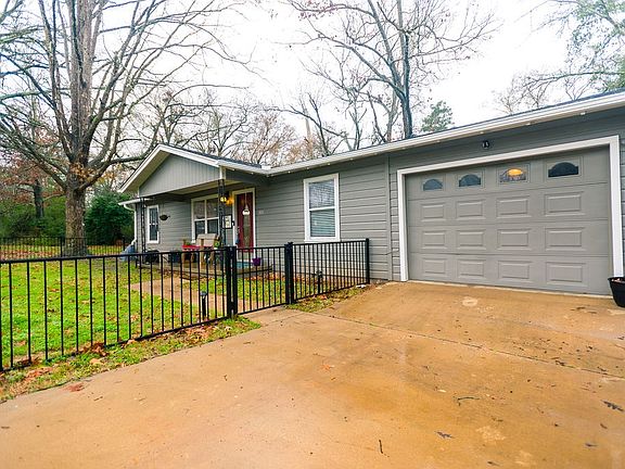2nd image of 305 Laurinda St