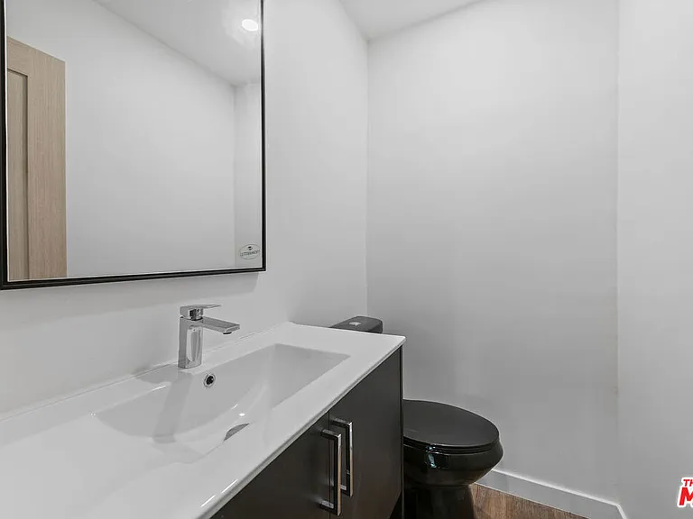 2447 N Beachwood Dr #1 — Photo 17