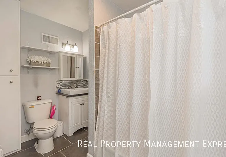 807 W 13th St — Photo 8