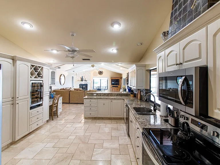 5605 SW 11th Ave — Photo 6
