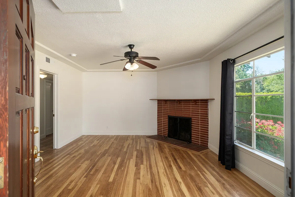Building Photo - 228 E Fedora Ave