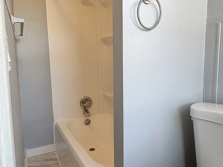 102-104 Knox St #5 — Photo 3