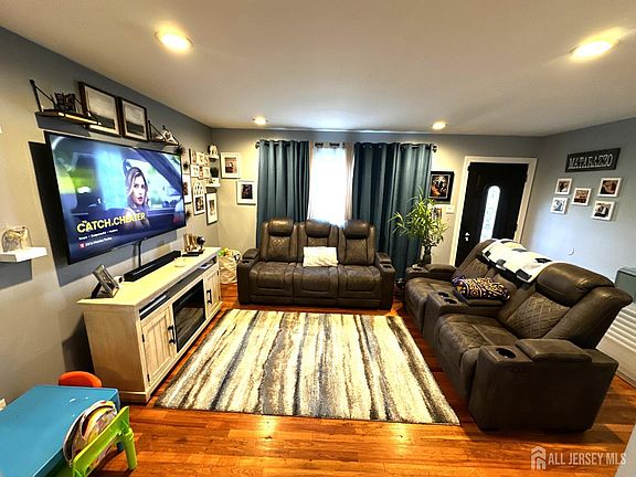 3rd image of 5 Nicholas Dr