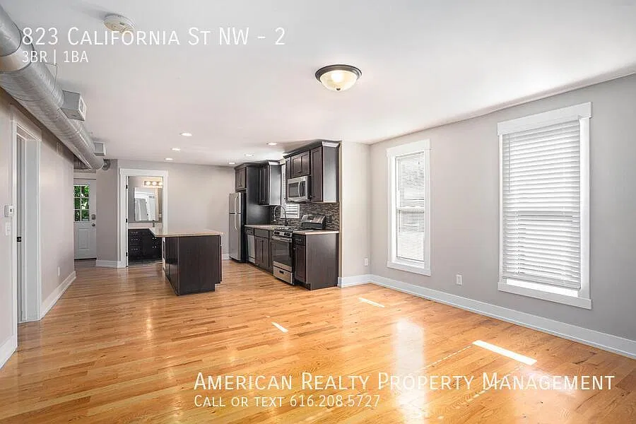 3 bed, 1044 sqft, $1,900 — Photo 2