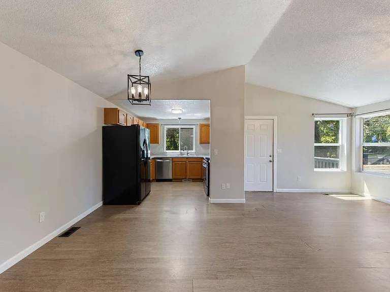 627 W Main St — Photo 5