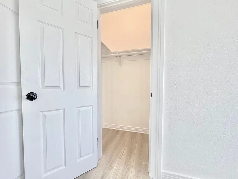707 W 48th Street — Photo 27