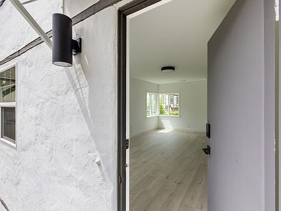 4th image of 558 Everett Ave #B