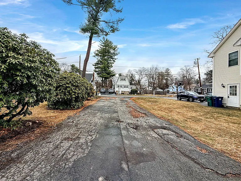 21 Burlington Rd — Photo 33