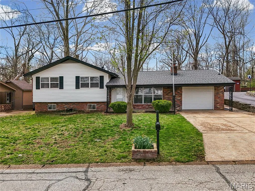 1963 Maple Ln photo 1