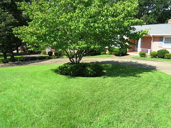 3rd image of 712 Windsor Ln