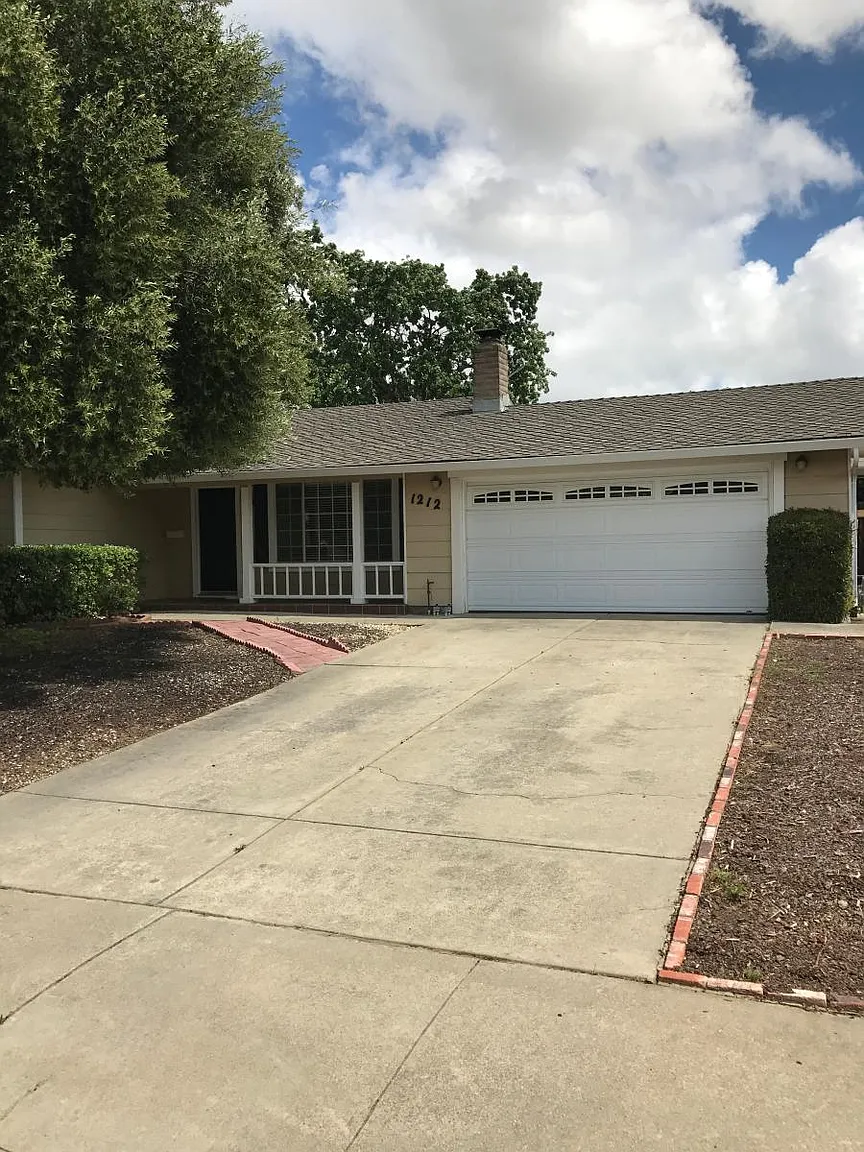 1212 Vienna St photo 1