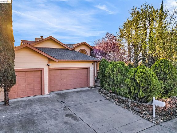 3rd image of 410 Highland Ct