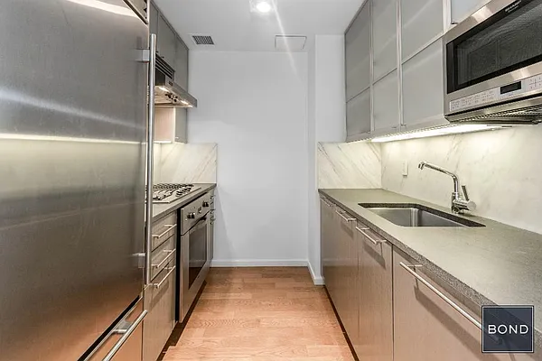 Sold by Bond New York | media 4