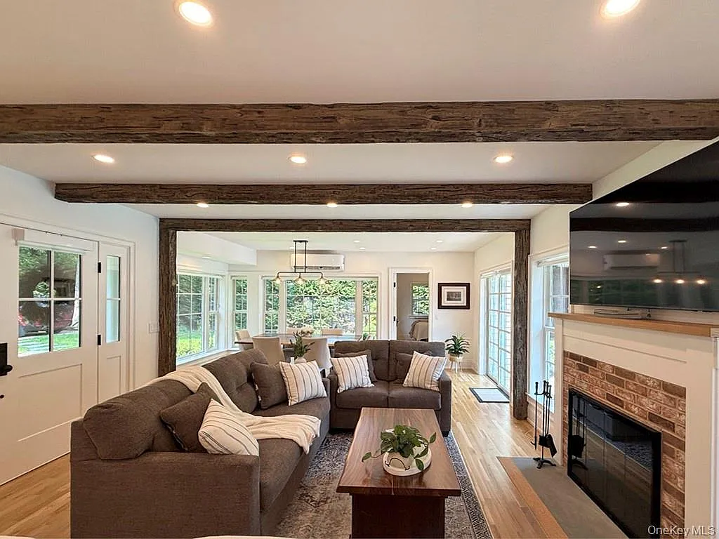 3 bed, 3.0 bath, 1800 sqft, $8,000 — Photo 2