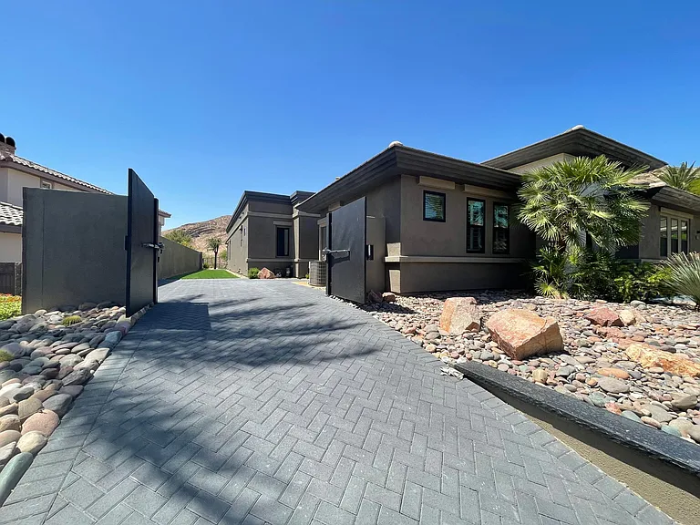 2577 Red Arrow Dr — Photo 36