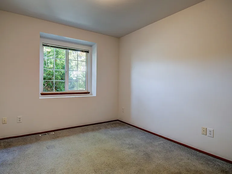 1725 SW Nienhuis St — Photo 9