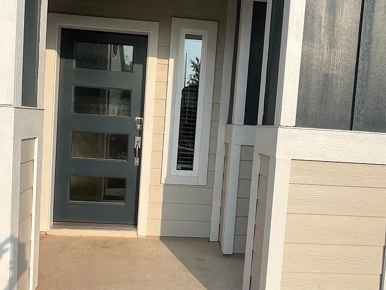 15501 Ellinger Dr — Photo 2