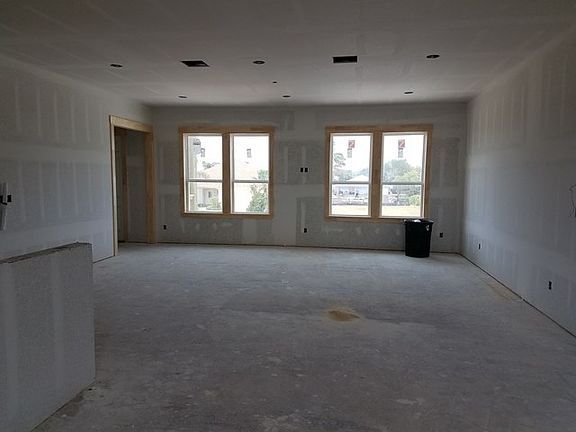 4th image of 106 Windjammer St