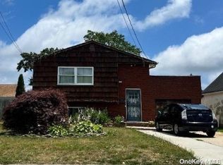136 Verazzano Ave, Copiague, NY 11726