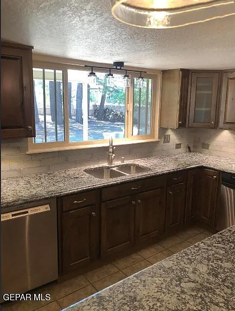 3 bed, 2.0 bath, 2312 sqft, $3,400 — Photo 2